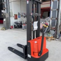 鑫力步行式全電動(dòng)堆高車(chē)、采用美國(guó)柯蒂斯控制器堆高叉車(chē)