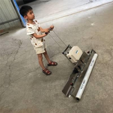 水泥路面防干裂貼膜機(jī) 電動(dòng)蓋膜機(jī) 汽油動(dòng)力覆膜機(jī)