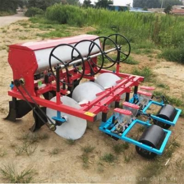 手扶拖拉機(jī)帶噴藥覆膜機(jī) 小型覆膜機(jī)廠家