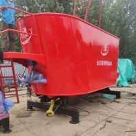 移動式大型雙攪龍飼料制備機(jī)價(jià)格、廠家河北金源