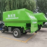 牛羊用青貯撒料車牧場撒料車廠家河北金源
