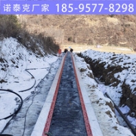 游客穿戴雪具乘坐滑雪場魔毯運行平穩(wěn)諾泰克滑雪場魔毯設(shè)備