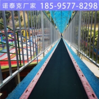 安裝在景區(qū)上坡地段新型景區(qū)魔毯設(shè)備諾泰克七彩云梯