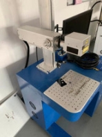 廠家直銷光纖激光鐳雕機，五金制品塑膠電子打標雕刻，激光標刻機