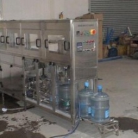二手礦泉水和大桶水生產(chǎn)線均質(zhì)機(jī)貼標(biāo)機(jī)套標(biāo)機(jī)成套設(shè)備