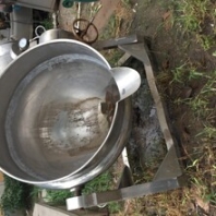 轉(zhuǎn)讓食品設(shè)備二手電加熱夾層鍋攪拌式夾層鍋低價(jià)出售