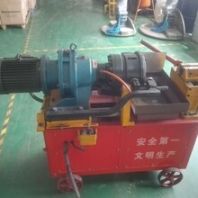 砼的牌套筒工裝及滾絲機(jī)