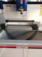 鋁型材專用銑孔數(shù)控雕銑機/萬能銑孔機多少錢一臺