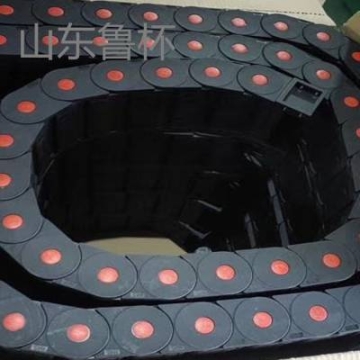 山東魯杯鋼鋁拖鏈應(yīng)用領(lǐng)域廣泛：數(shù)控機床、電子設(shè)備、玻璃機械木工機械、港口碼頭等