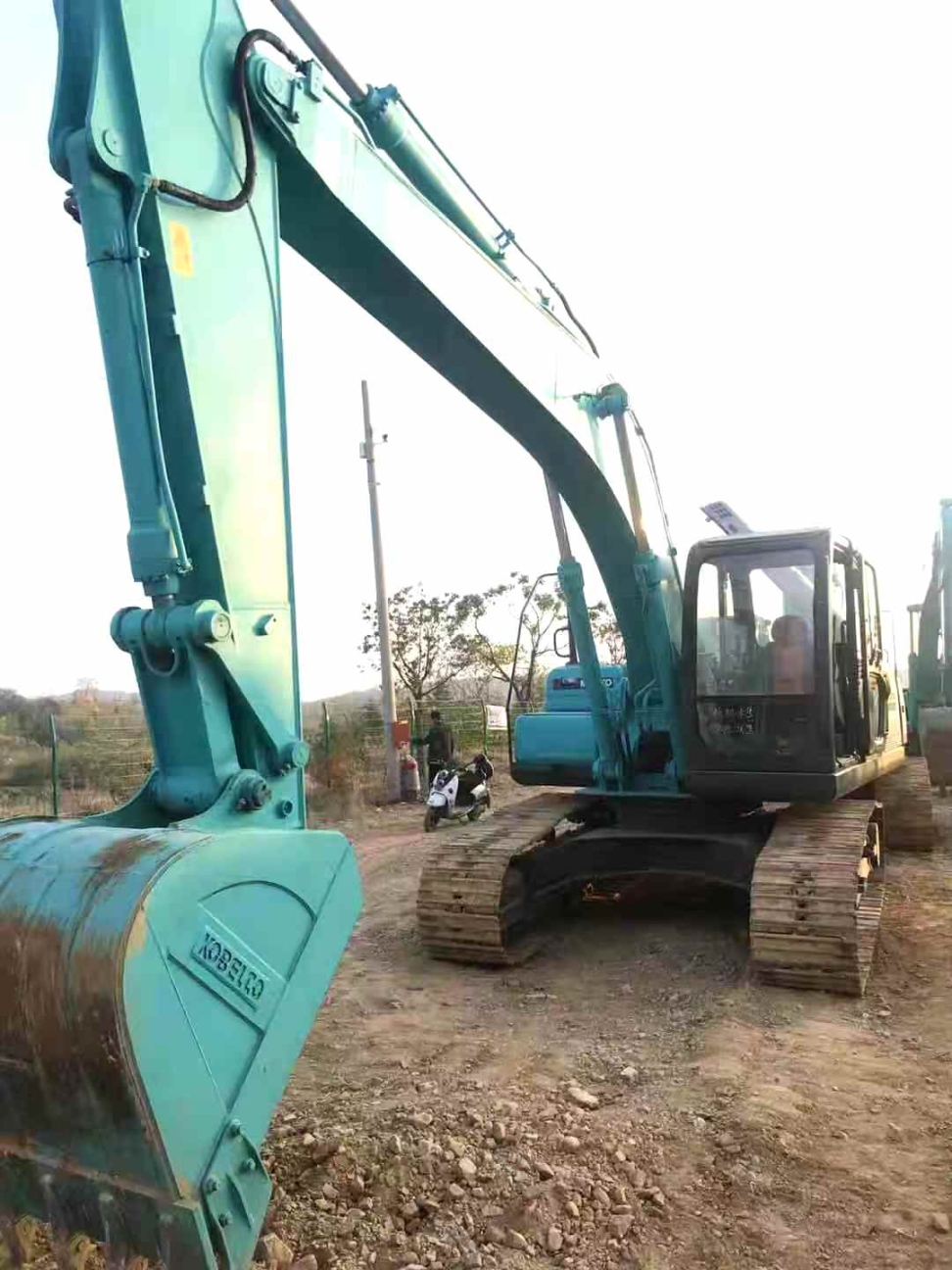 低價(jià)處理神鋼200-8原版車漆傳統(tǒng)動(dòng)力精品二手挖掘機(jī)