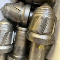 鴻業(yè)S130掘進(jìn)機(jī)旋挖截齒冷焊工藝加厚合金雙耐磨層