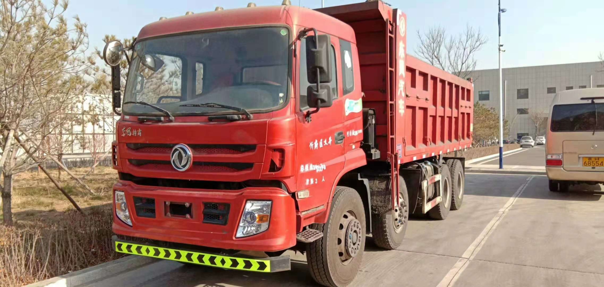 低價(jià)出售輕皮前四后八自卸車，品牌眾多，以車論價(jià)