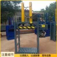 鑫明下腳料壓塊機(jī) 廢品邊角料打包機(jī) 車床下角料壓包機(jī)好裝車