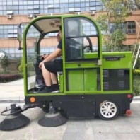 H2300B封閉式全自動(dòng)掃地車 電動(dòng)駕駛式掃路車 工廠道路清掃車