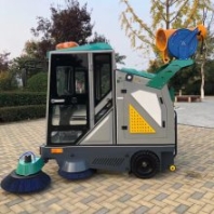 工業(yè)電動(dòng)掃地機(jī) 駕駛式全封閉道路清掃車炮霧