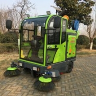 駕駛式全封閉道路清掃車(chē)炮霧
