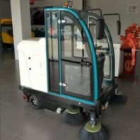浙江柯城區(qū) 道路垃圾清掃車 物業(yè)環(huán)衛(wèi)掃地機(jī) 多功能吸塵清掃器