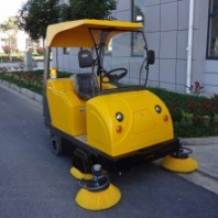 1800型道路電動(dòng)掃地車(chē)報(bào)價(jià)半封閉自動(dòng)掃地機(jī)