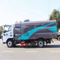 國(guó)六小型洗掃車價(jià)格_5.5方小多利卡道路沖洗清掃車報(bào)價(jià)