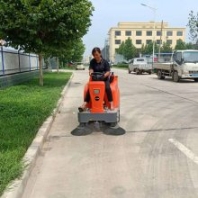 歐潔羿爾 小型駕駛式掃地車清掃車橘色 工廠清潔灰塵落葉垃圾紙屑 清掃噴霧控塵