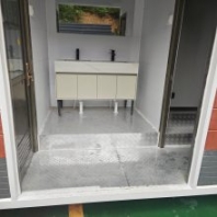 同創(chuàng)金屬雕花板環(huán)保衛(wèi)生間適用于小區(qū)公園旅游景區(qū)廠家直售