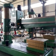 Z3040×13A搖臂鉆床采用雙立柱結(jié)構(gòu)，結(jié)構(gòu)穩(wěn)定、剛性好，使得機(jī)床在加工過程中具有的精