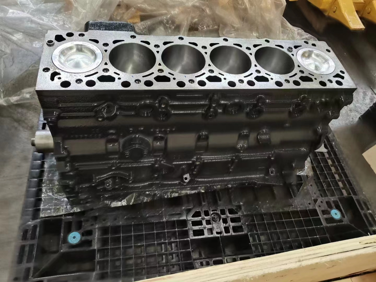 小松發(fā)動機(jī)中缸原裝適用機(jī)型PC200/220/240-8挖掘機(jī)配件