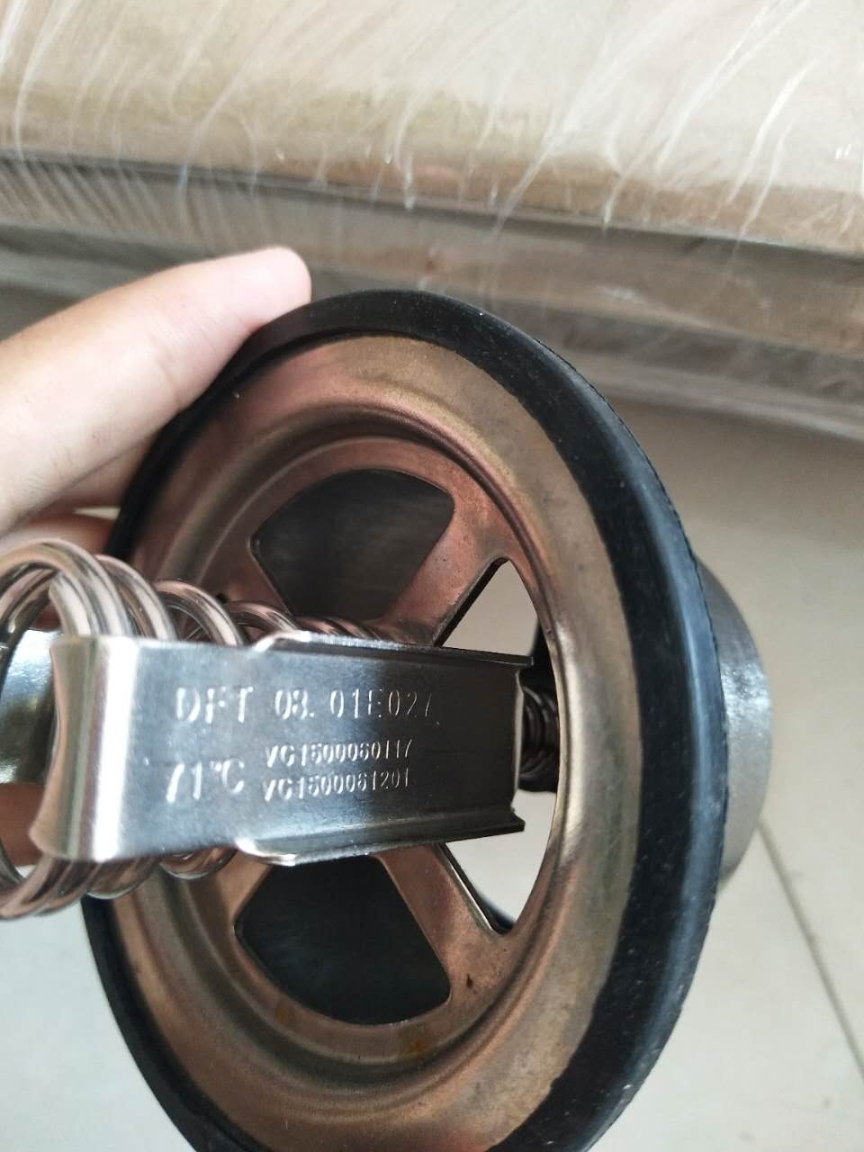 節(jié)溫器在發(fā)動機的位置康明斯M11節(jié)溫器4952204特價
