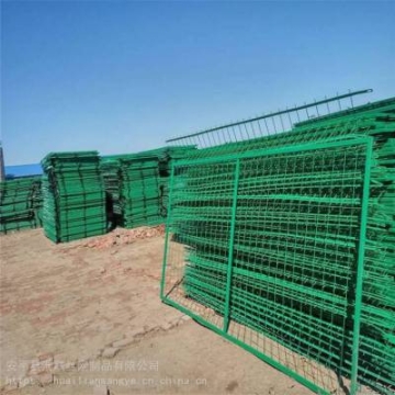 生態(tài)園外圍防護(hù)網(wǎng) 停車場低碳鋼絲護(hù)欄網(wǎng) 機(jī)械廠區(qū)隔離網(wǎng)