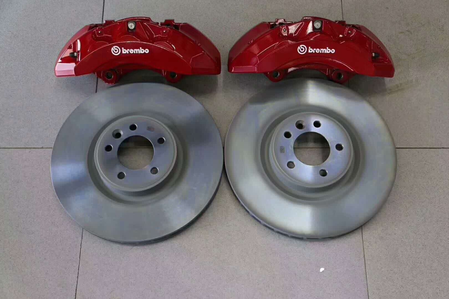 路虎發(fā)現(xiàn)4改裝原裝正品5.0brembo六活塞剎車卡鉗套裝