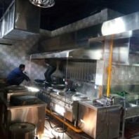 廣東東莞東莞廚具批發(fā)、不銹鋼商用廚具、酒店廚具工程、冷藏冷凍臺(tái)柜、爐具、通風(fēng)設(shè)備施工團(tuán)隊(duì)