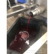 大型果蔬液壓榨汁機圖片 香菇韭菜紫薯壓榨視頻 山東金億機械定做果蔬加工設(shè)備