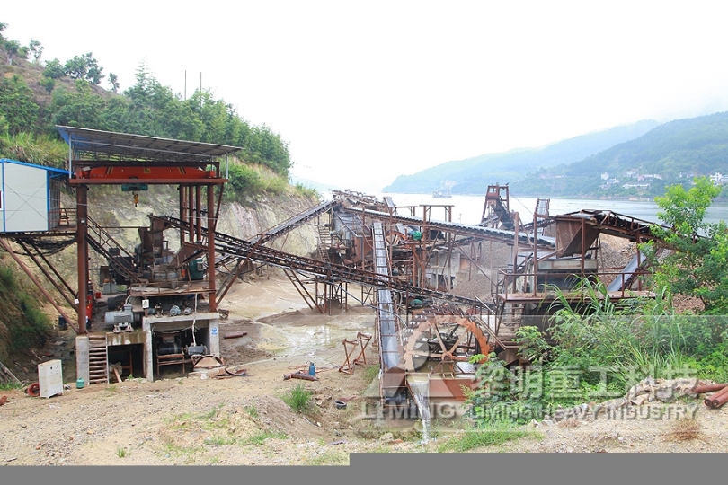 山上的大石塊破碎機(jī)有哪些型號(hào)？山石碎石機(jī)生產(chǎn)線價(jià)格