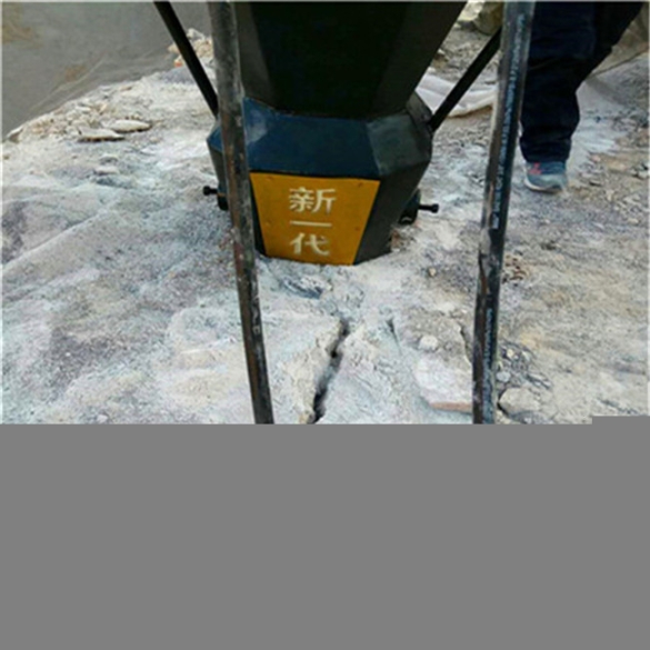 榮昌采石場(chǎng)巖石靜態(tài)開采劈裂機(jī)開采巖石設(shè)備