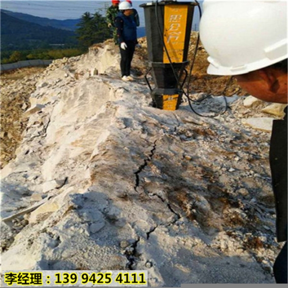 福建漳州挖溝槽遇到堅(jiān)硬巖石手持式分裂機(jī)液壓頂石柱
