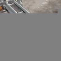 正德輸送窄型鏈板輸送機壓鑄件輸送帶不銹鋼擋板鏈板