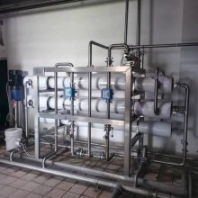貴州飲料廠純凈水設(shè)備，貴州反滲透純凈水設(shè)備