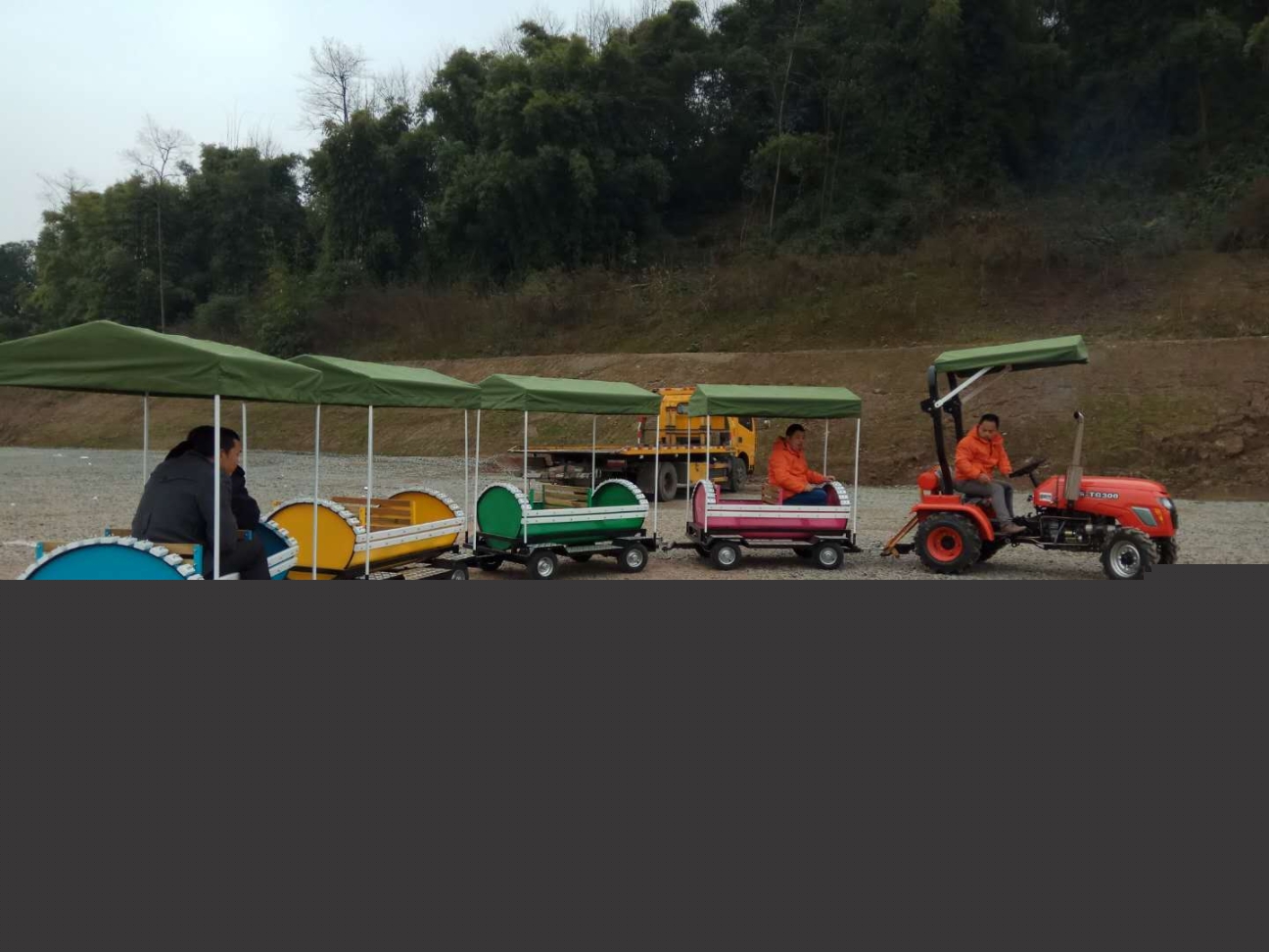 二手巴蜀匠人觀光小火車廠家供應(yīng)景區(qū)網(wǎng)紅小火車批發(fā)代理,網(wǎng)紅小火車