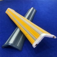 廠家現(xiàn)貨供應(yīng)秦皇島橡膠護(hù)墻角,高端車庫反光護(hù)角 秦皇島TPU自發(fā)光墻角保護(hù)器