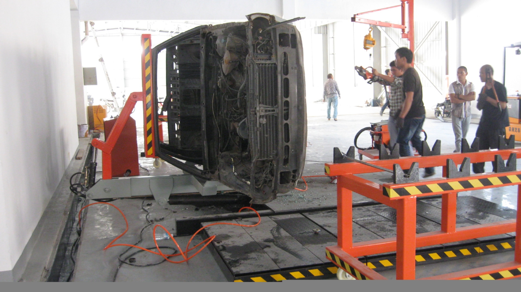 鶴崗報(bào)廢汽車底盤翻轉(zhuǎn)機(jī)/底盤拆解翻轉(zhuǎn)設(shè)備