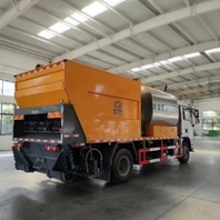 陜汽德龍后八輪同步碎石封層車作用
