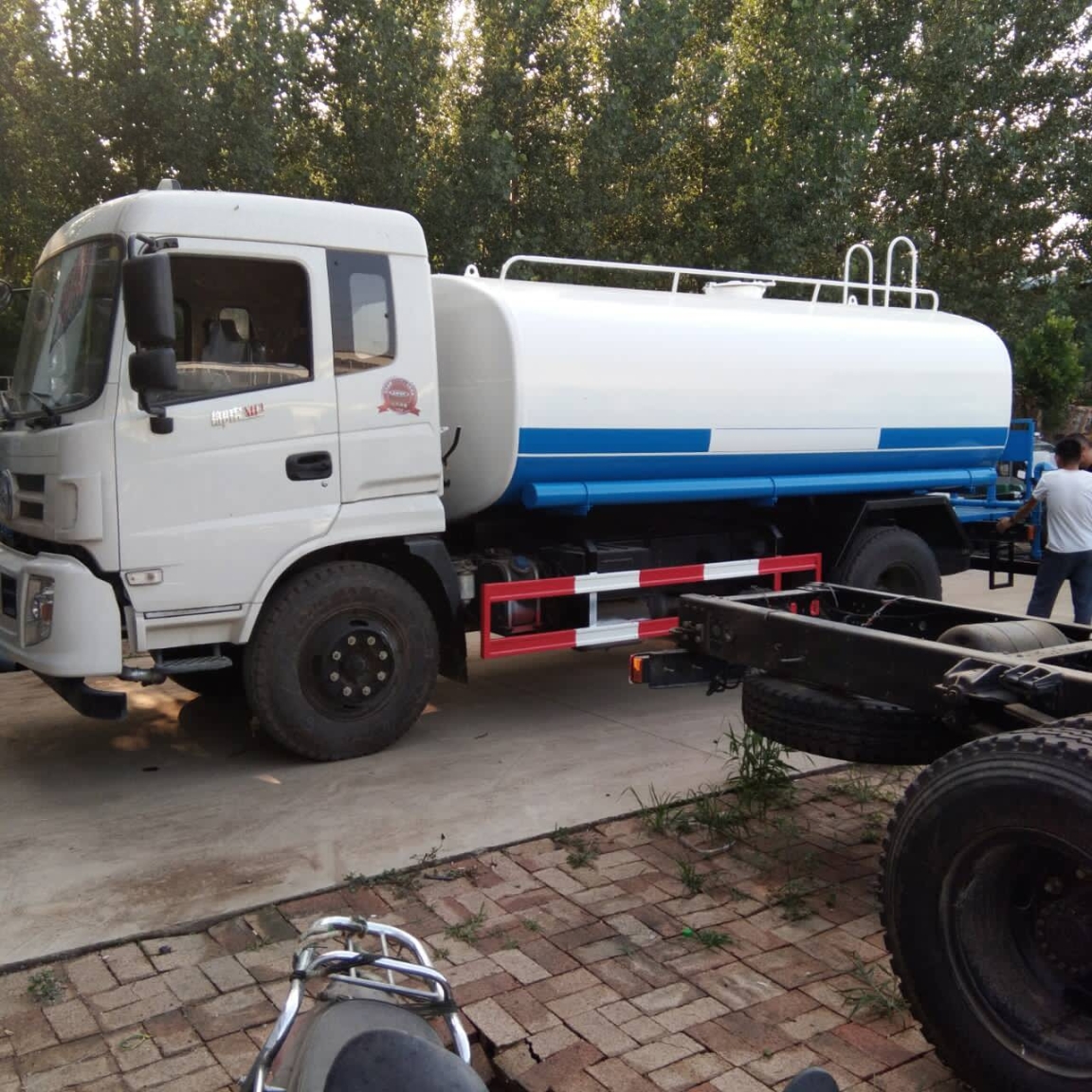 山東灑水車廠家供應(yīng)3方灑水車工地除塵霧炮車價(jià)格優(yōu)惠灑水車廠家