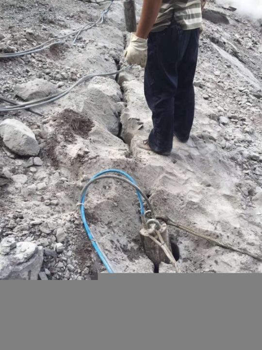 亳州池州炸藥都炸不開的巖石太硬有什么好的辦法