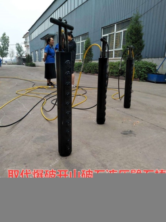 雞西鶴崗修房時碰見了大石頭不用炸藥的破碎方法