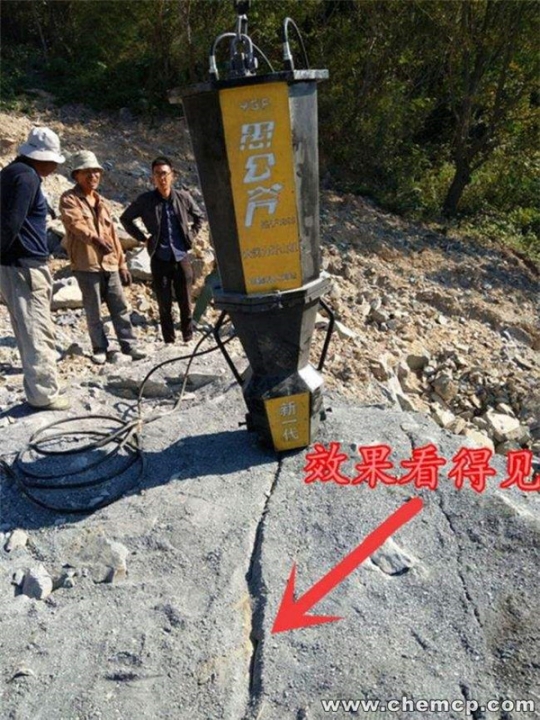 柳州鹿寨修房時(shí)碰見(jiàn)了大石頭不用炸藥的破碎方法