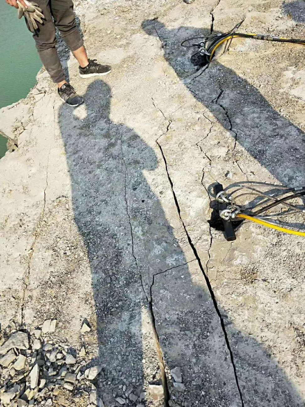 阿拉爾地基開挖硬石頭不能爆破炮機打不動怎么辦用什么機械