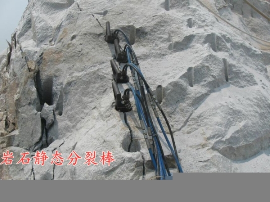 工地旁邊有樓房有沒有聲音的開石頭設(shè)備破石頭巧妙方法
