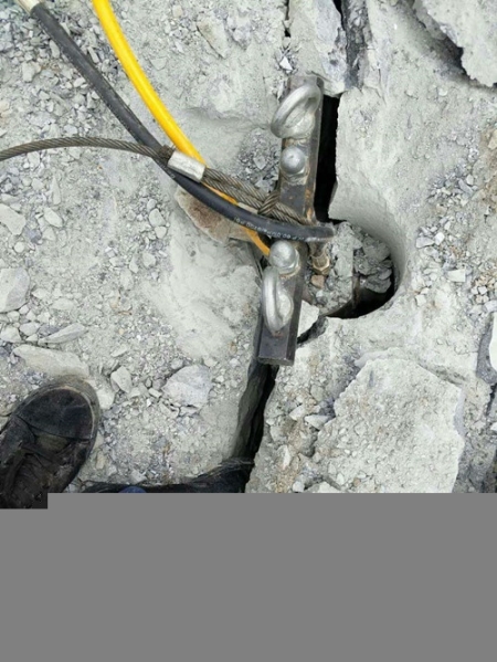 咸寧崇陽硬石頭破除可以不用爆破的機(jī)器靜爆石頭