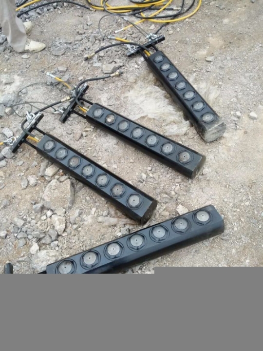道路修建遇到硬石頭撐裂石頭設(shè)備環(huán)保設(shè)備安全開采
