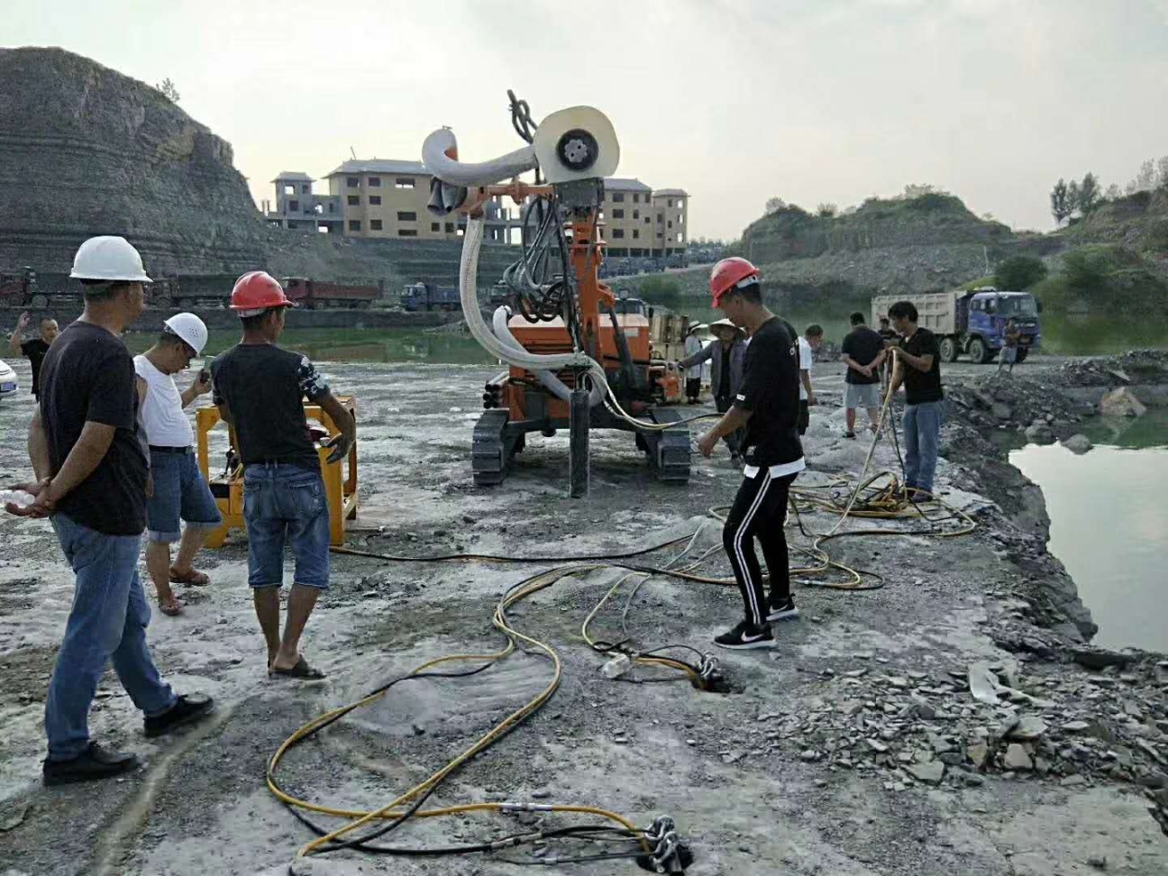 開縣市政爆破禁止直接炸藥破石可用靜態(tài)裂石機